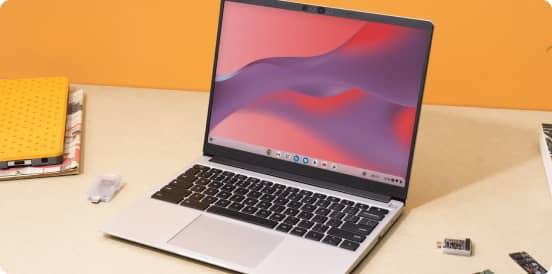 Un Chromebook sur un bureau, entouré de pièces détachées d'ordinateur.