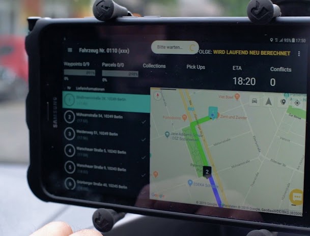 Fahrradkurier, der sich Adresse auf Smartphone ansieht
